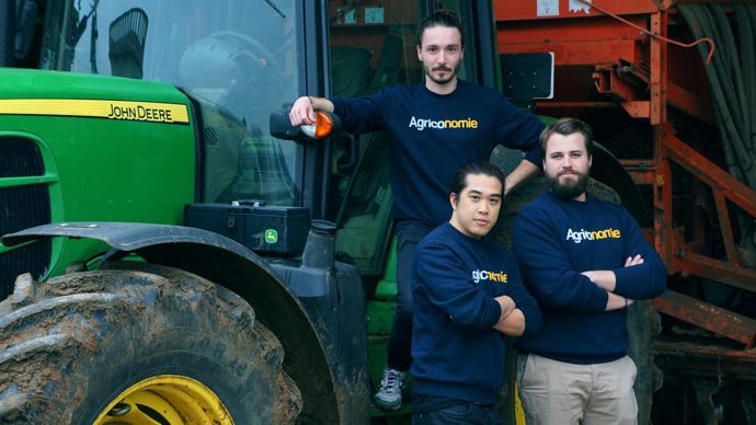 « Nous ouvrons un bureau à Angers pour faciliter le recrutement et être plus près de nos clients », annonce Clément Le Fournis (à dr.) qui a cofondé Agriconomie avec Paolin Pascot (sur le tracteur) et Dinh Nguyen.
